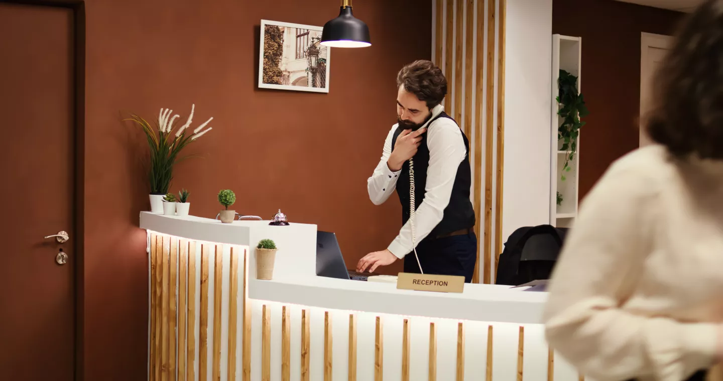 https://www.magnific.com/fr/photos-gratuite/administrateur-hotel-sympathique-joyeux-qui-prend-commentaires-clients-pose-questions-leur-sejour-pendant-processus-depart-employes-du-personnel-du-complexe-travaillant-reception-reception_52545434.htm#fromView=search&page=1&position=1&uuid=4cb8bd5a-299c-4f72-bf9e-aac8777725e3&track=ais_test_b&query=r%C3%A9ceptionniste