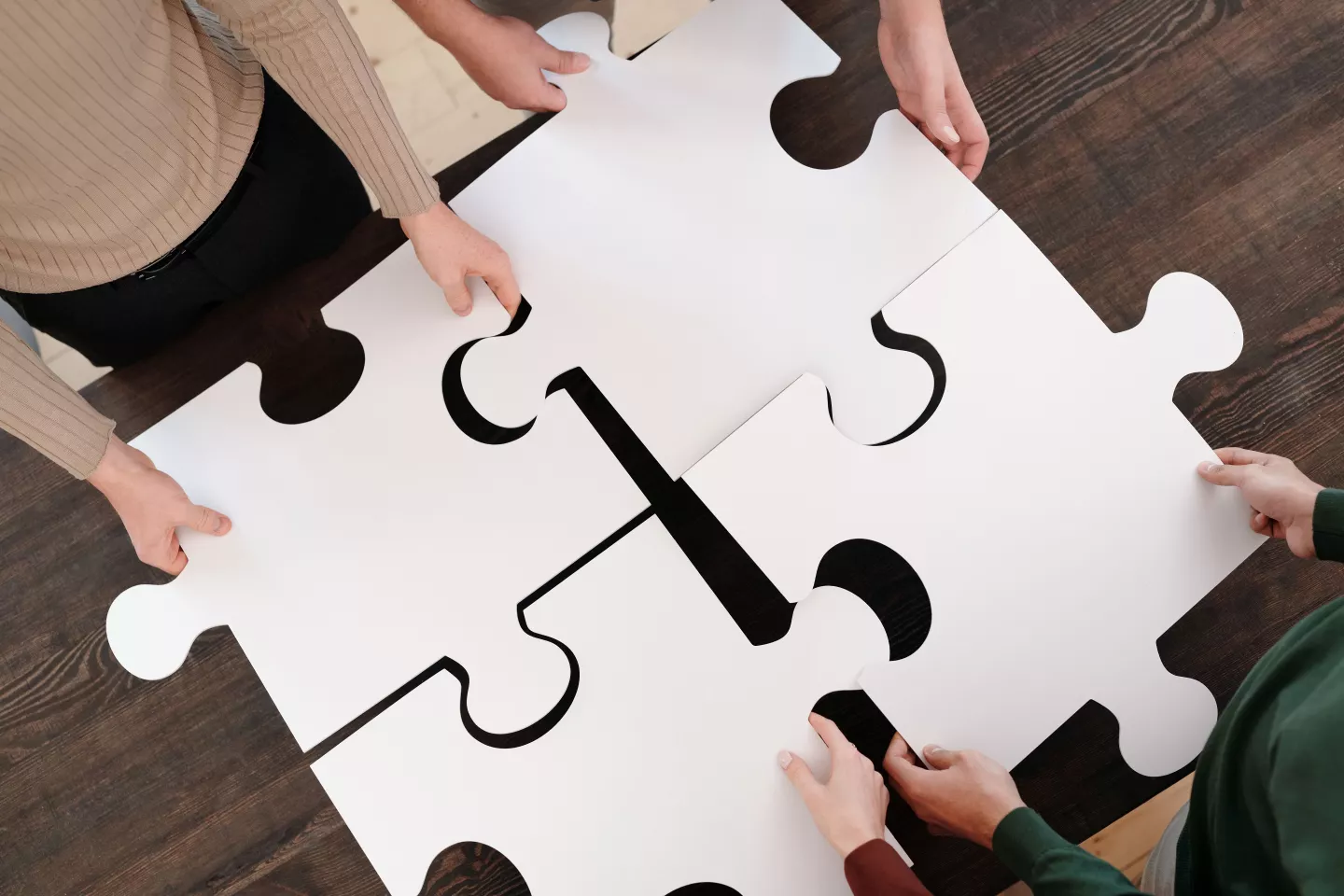 https://www.pexels.com/fr-fr/photo/mains-porter-conceptuel-travail-d-equipe-6147357/