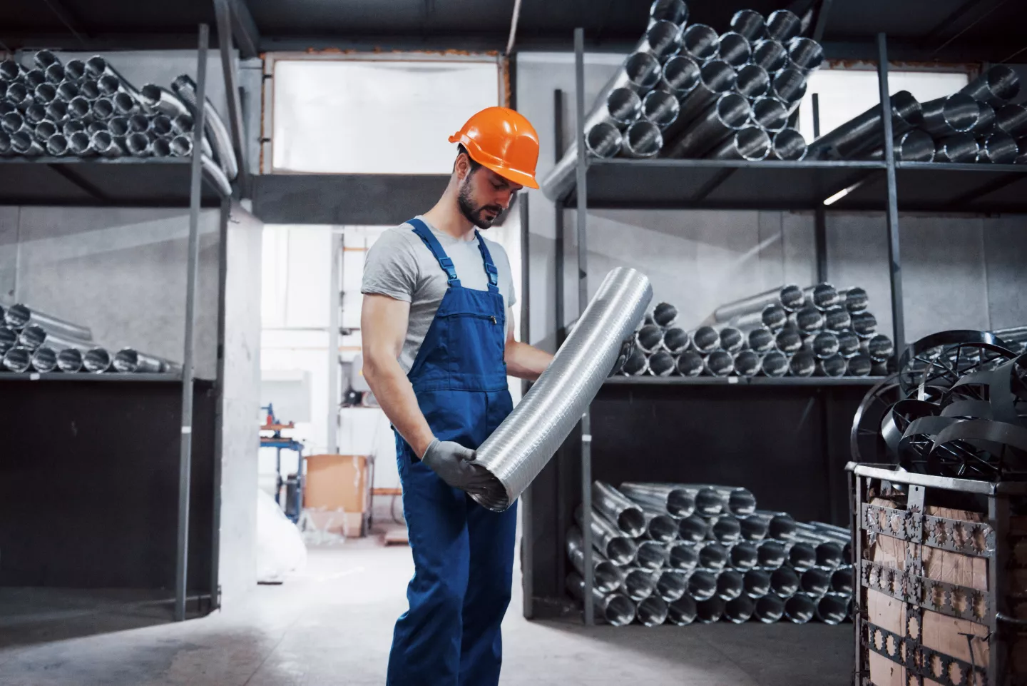 https://www.magnific.com/free-photo/portrait-young-worker-hard-hat-large-metalworking-plant_10519411.htm - Image by standret on Magnific