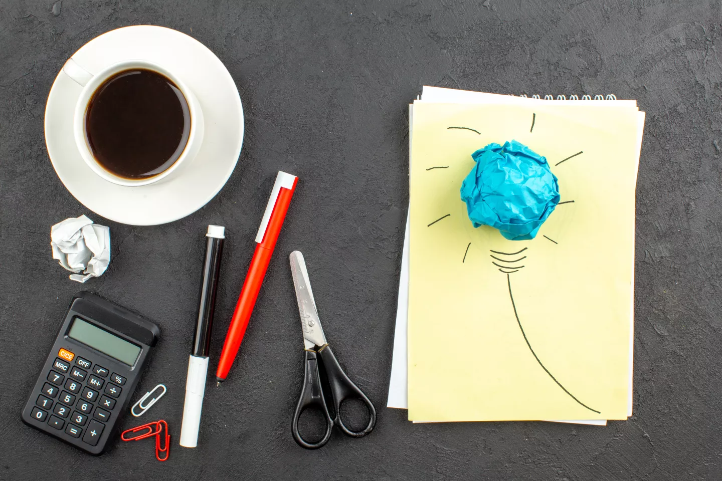 https://www.magnific.com/fr/photos-gratuite/vue-dessus-ampoule-idealight-bloc-notes-ciseaux-calculatrice-tasse-the-stylo-rouge-marqueur-noir-fond-noir_17230550.htm#fromView=search&page=2&position=12&uuid=bd336a95-9c88-4824-89b9-7a8e23decdd4&track=ais_test_b&query=cr%C3%A9ation+d%27entreprise