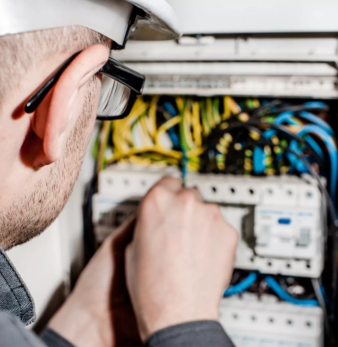 electrician-g1f3de44fd_1920.jpg